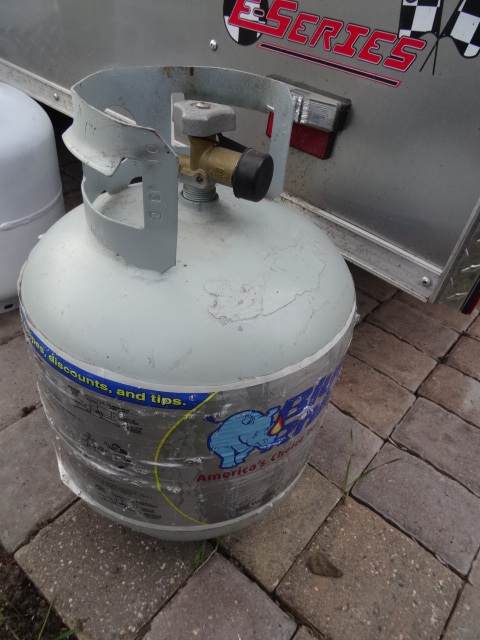 lot 3 image: 20 lb new style lp tank...