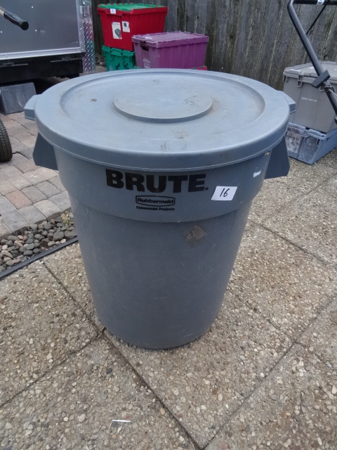 lot 16 image: Rubbermaid brute 32 gal garbage can...