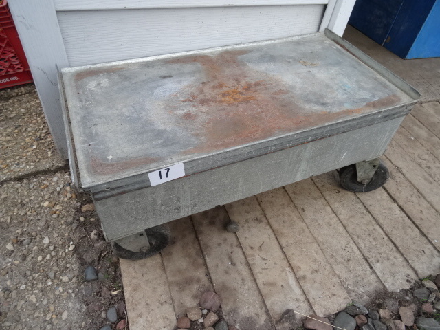 lot 17 image: Solid metal 4 wheel cart. 14 x 27 x...