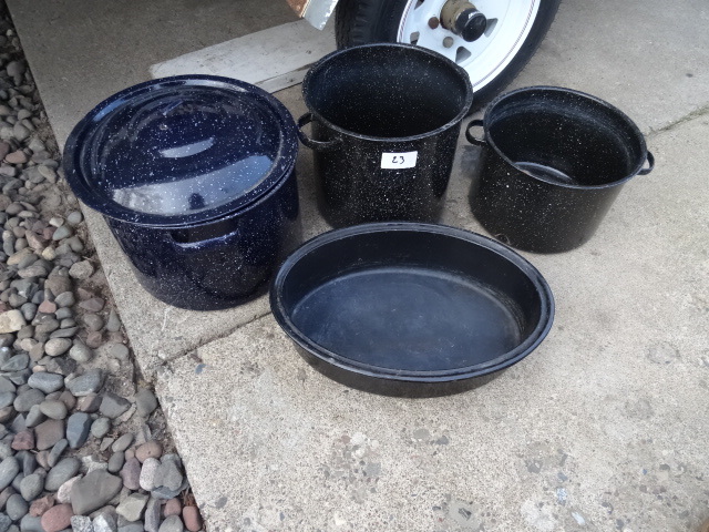 lot 23 image: 3 enamel pots and 1 roasting pan. ...