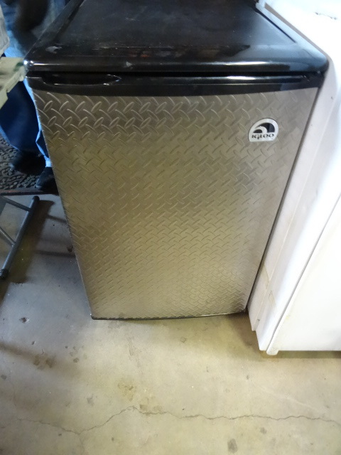 lot 29 image: Igloo dorm fridge on wheels. Model ...
