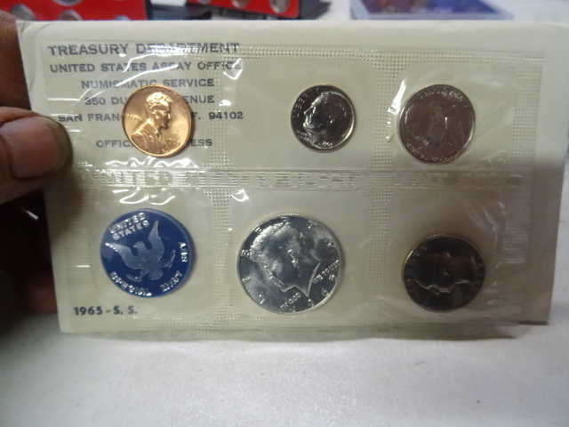 lot 38 image: 1965 Treasury Special mint set...
