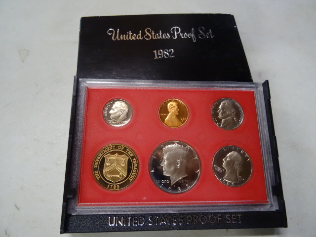 lot 48 image: 1982 United States proof set...