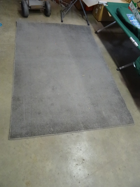 lot 56 image: 54 x 82 throw rug...