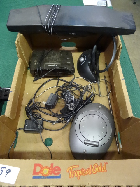 lot 59 image: Misc TV antennas. Magnavox AM FM cl...