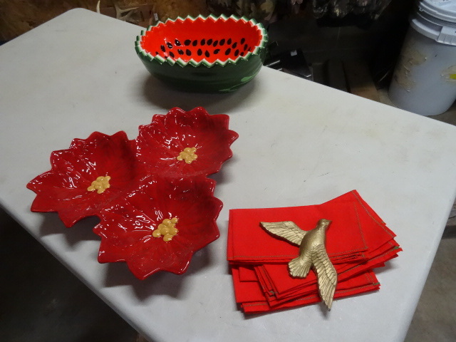 lot 125 image: Cloth napkins. Watermelon bowl. Poi...