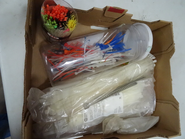 lot 127 image: Large Qty of zip ties...
