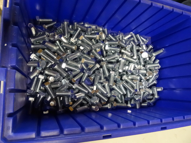lot 131 image: 250 bolts. Standard. 12 x 1 14 wi...