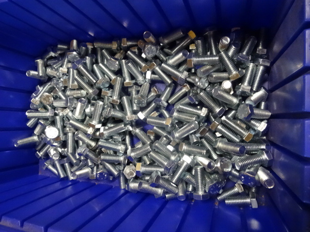 lot 132 image: 250 bolts. Standard. 12 x 1 14 wi...