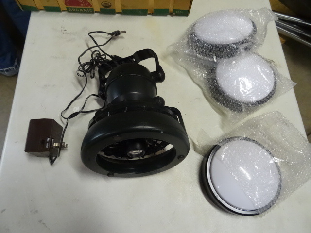 lot 146 image: 3 battery powered pop lights. Fish ...