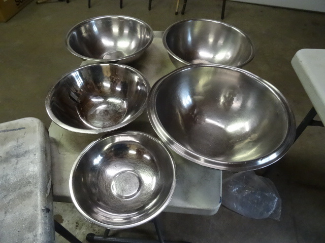 lot 163 image: Metal mixing bowls....