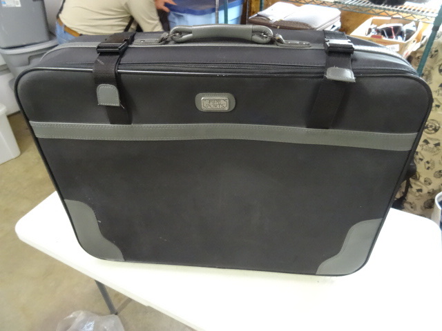 lot 190 image: 5 ports large suitcase...