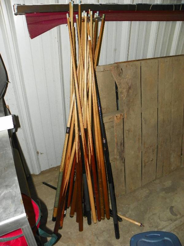 lot 7 image: Pool Cues