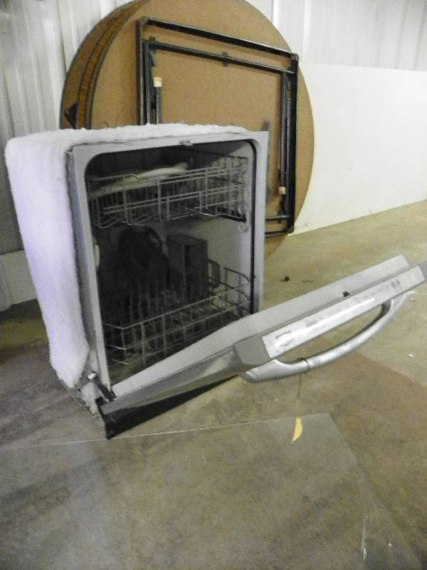 lot 9 image: Maytag Dishwasher, untested