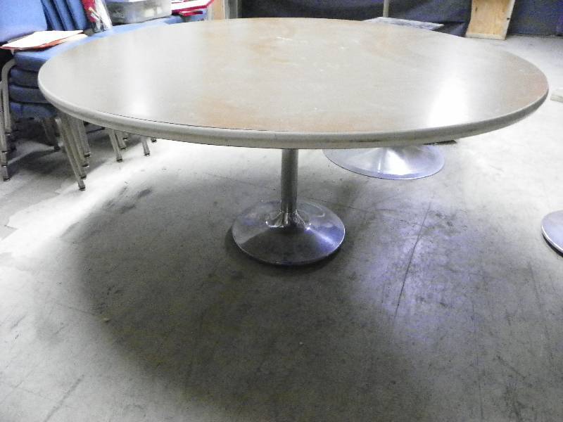 lot 34 image: 5 round pedestal table, brown with tan trim