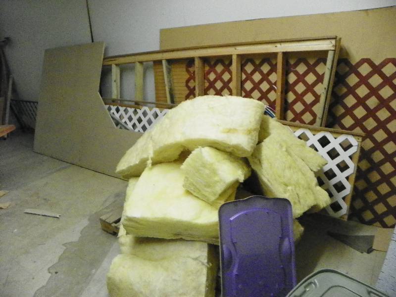 lot 43 image: Insulation, wood scraps and lattice