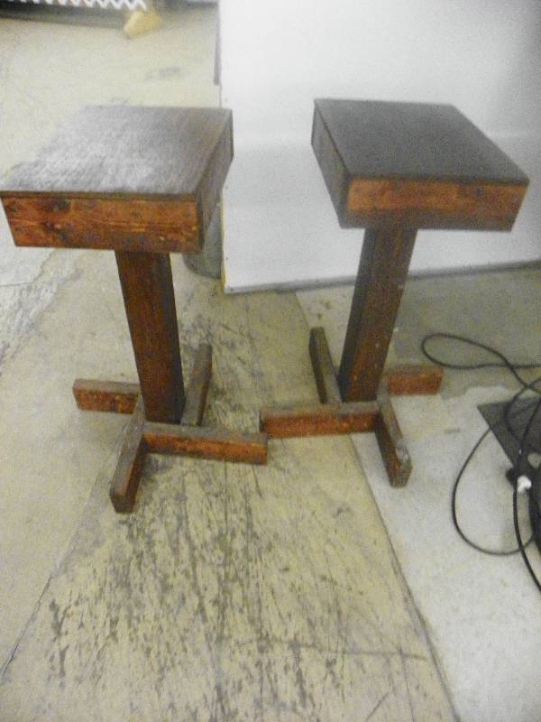 lot 59 image: 2 display pedestal stands