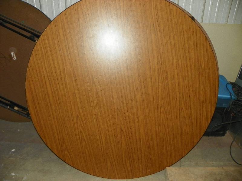 lot 23 image: 5 round folding table with wood grain laminate top