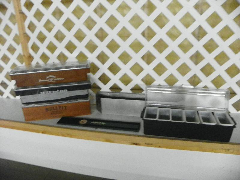 lot 137 image: Bar top condimentgarnish trays