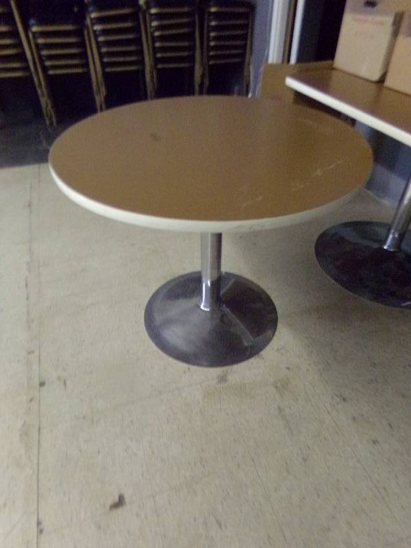 lot 170 image: Round Table with pedestal base