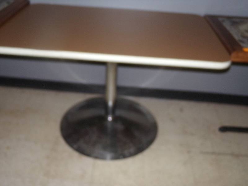 lot 174 image: Table with pedestal base, 30 x 46