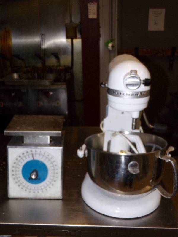 lot 238 image: Kitchenaid mixer and kitchen scale