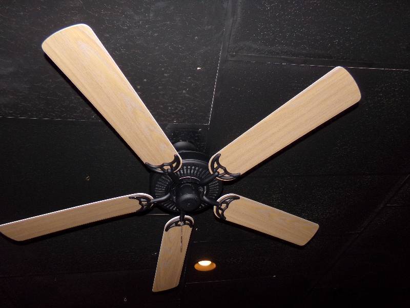 lot 272 image: Ceiling Fan