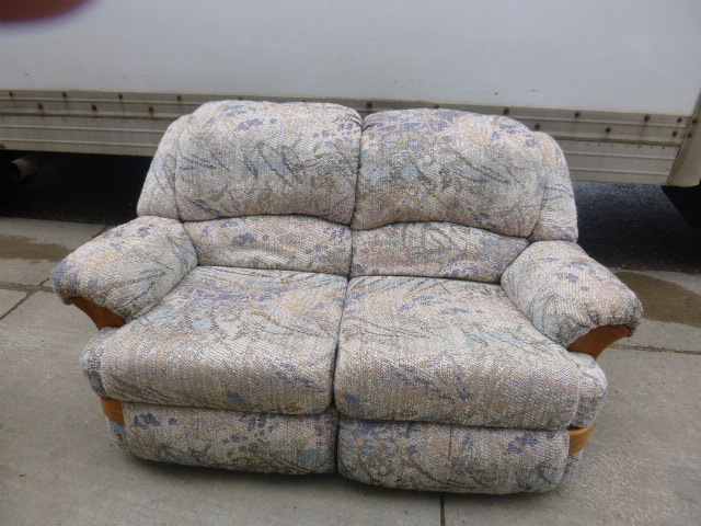 lot 10 image: Dual Recliner Loveseat