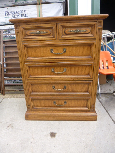 lot 12 image: 6 Drawer Dresser