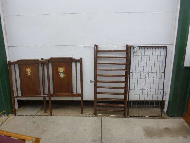 lot 14 image: Baby Crib