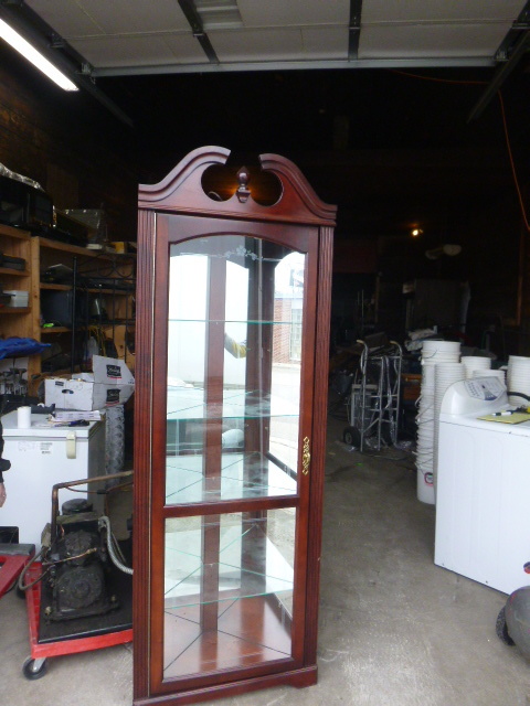 lot 18 image: Corner Hutch with Light