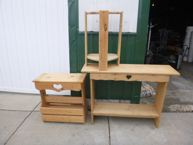 lot 21 image: 3 Decorative Table (Stands)