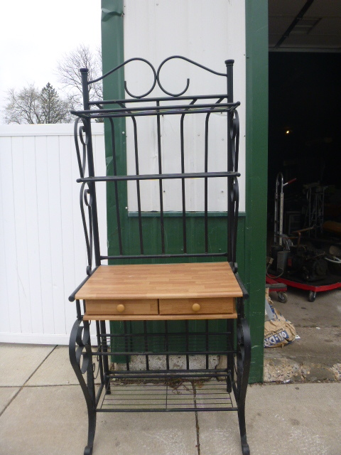 lot 23 image: Bakers Rack