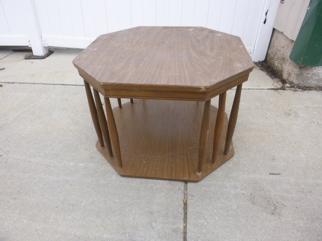 lot 25 image: End Table