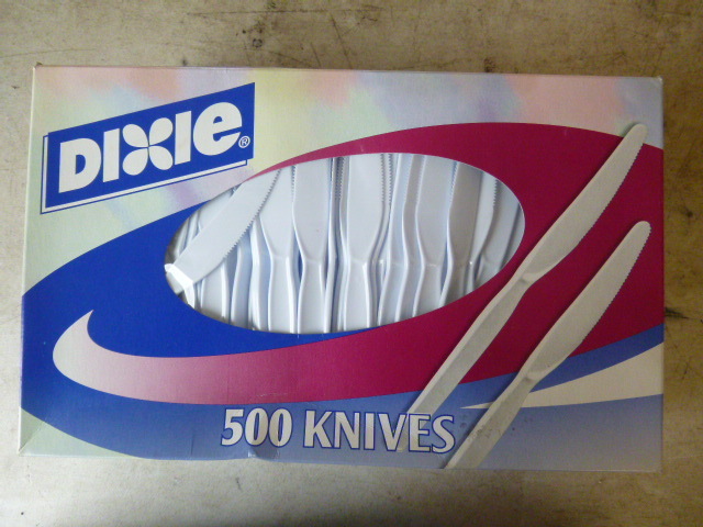 lot 31 image: Box of Dixie Plastic Knifes