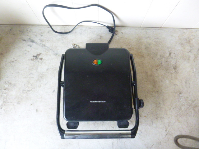 lot 32 image: Hamilton Beach Panini Grill