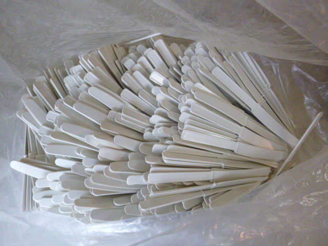 lot 36 image: Box of Plastic Knifes