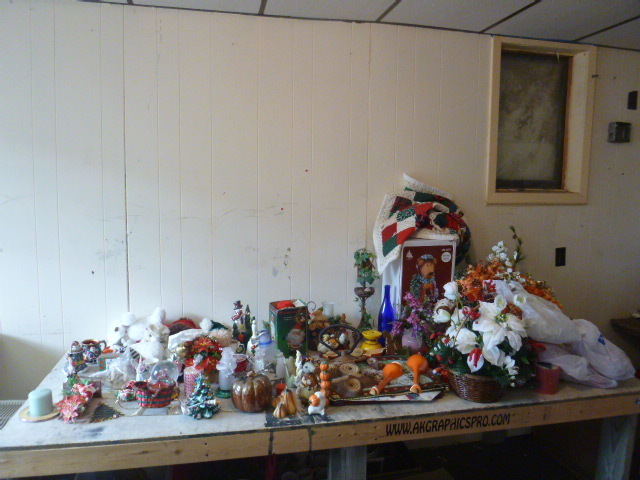 lot 39 image: Miscellaneous Holiday Dcor