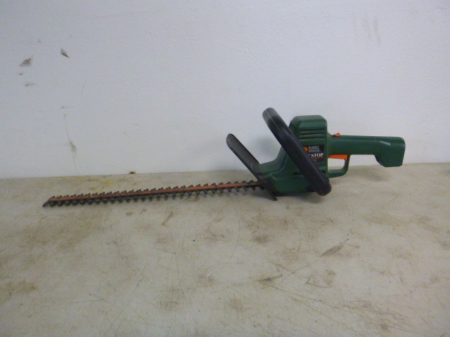lot 88 image: Black & Decker 22 Hedge Trimmer