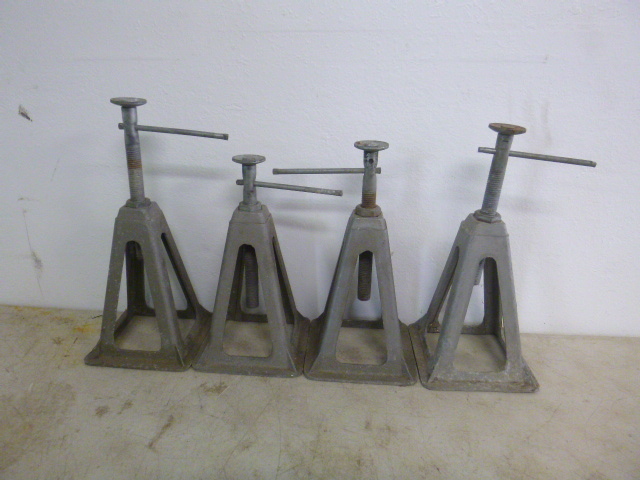 lot 98 image: 4 Screw Jack Stands