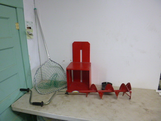 lot 113 image: Ice Fishing Equipment