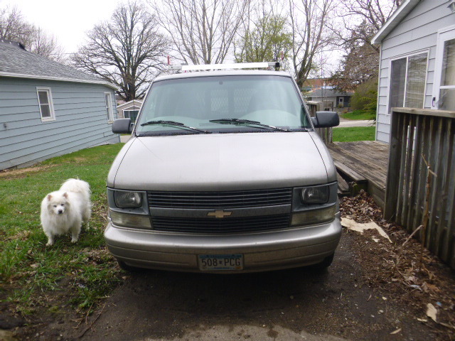 lot 1 image: 2004 Chevrolet ES Astro Van
