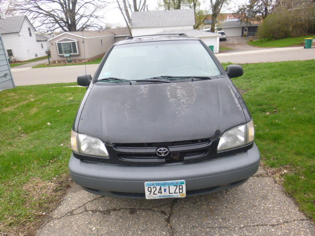 lot 2 image: 1998 Toyota SV VIE Van