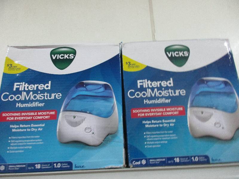 2 Vicks cool moisture humidifiers