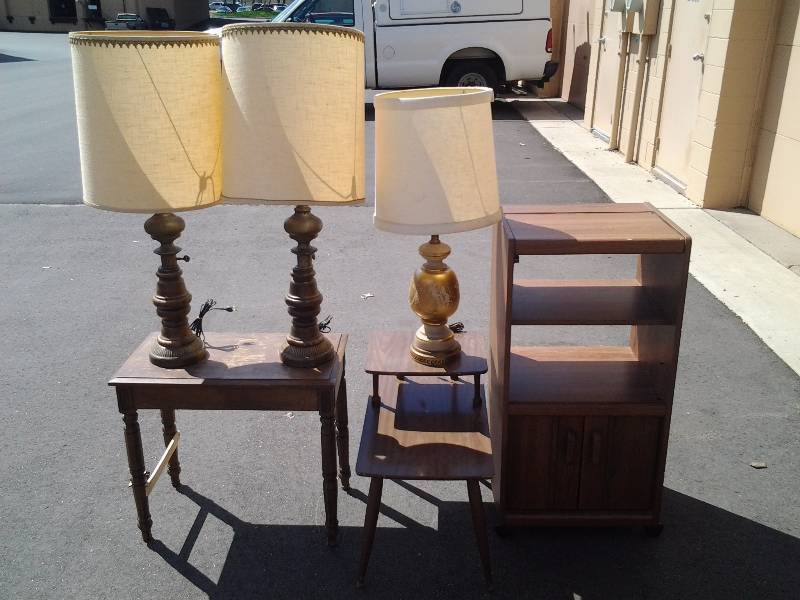lot 7 image: Step End Table 24x15x21, Bench Needs Repair 25x15x22, Rolling CabinetShelf 19x16x38, 3-Lamps With Shades 36 Inches Tall
