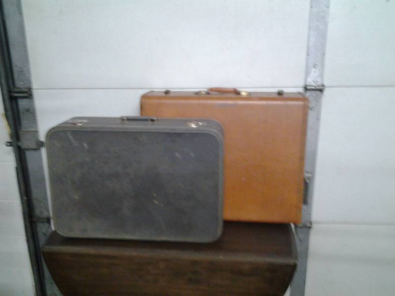 lot 14 image: 2-Vintage Suitcases 24x20, 24x16