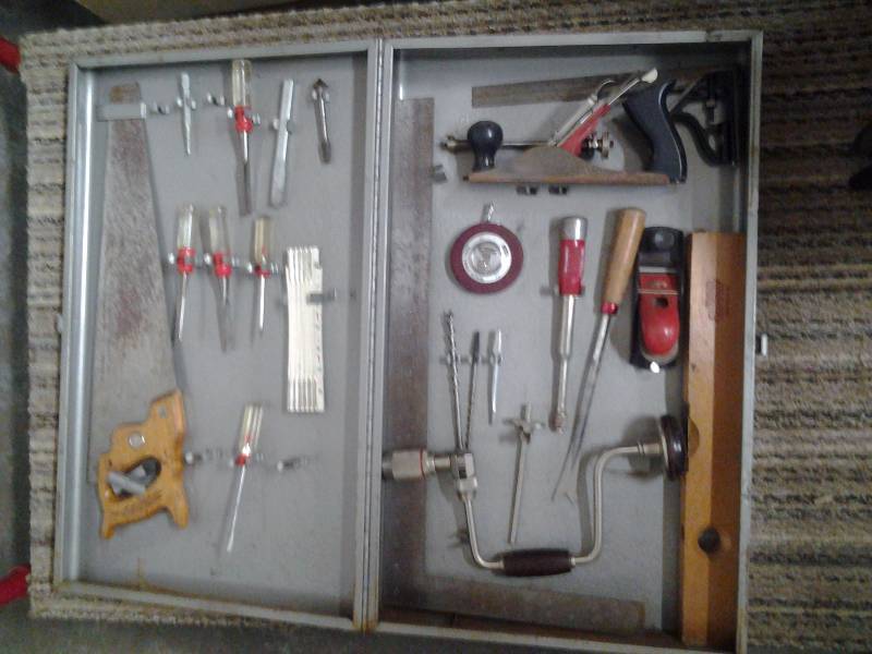 lot 15 image: Metal Case Of Hand Tools