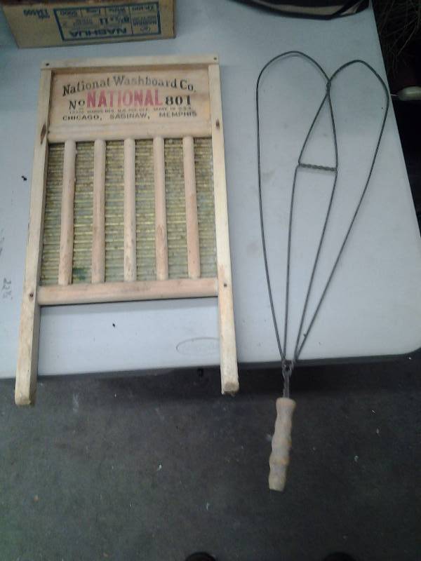 lot 39 image: Vintage Wash Board & Rug Beater