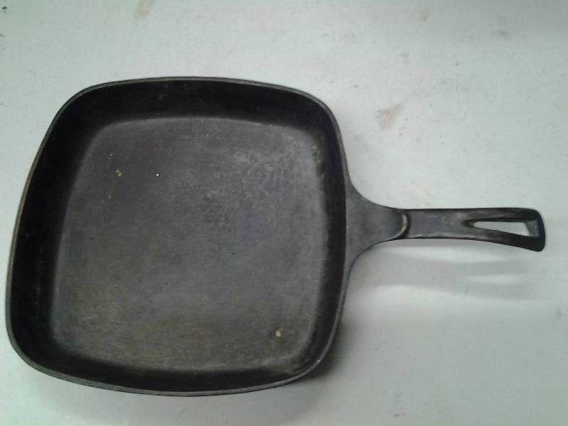lot 43 image: Wagner Ware -O- Skillet