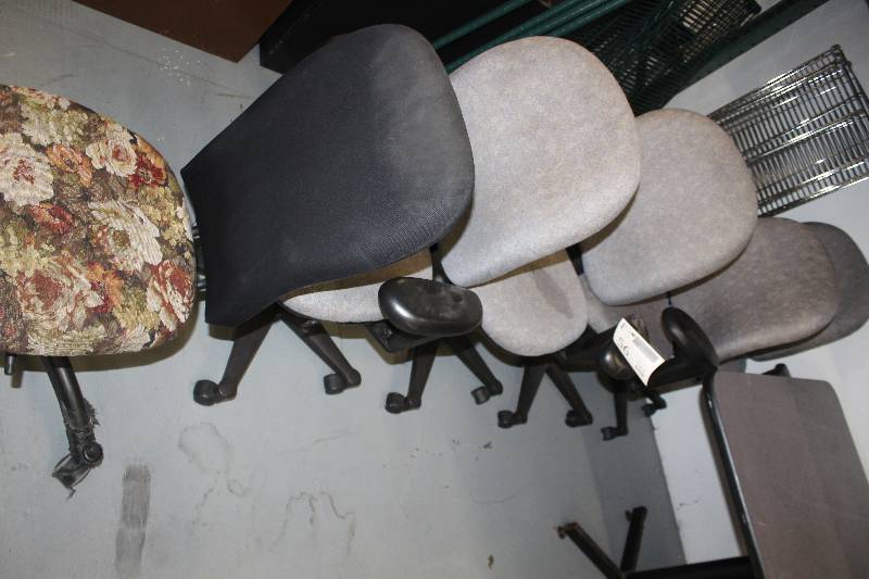 lot 56 image: Lot of (5) Padded Rolling Office Chairs
